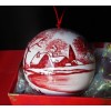 Boule de Noël village enneigé rouge